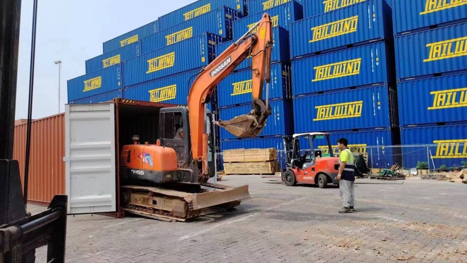 中国挖掘机出口持续升温！大型机械设备出口，找建悦！